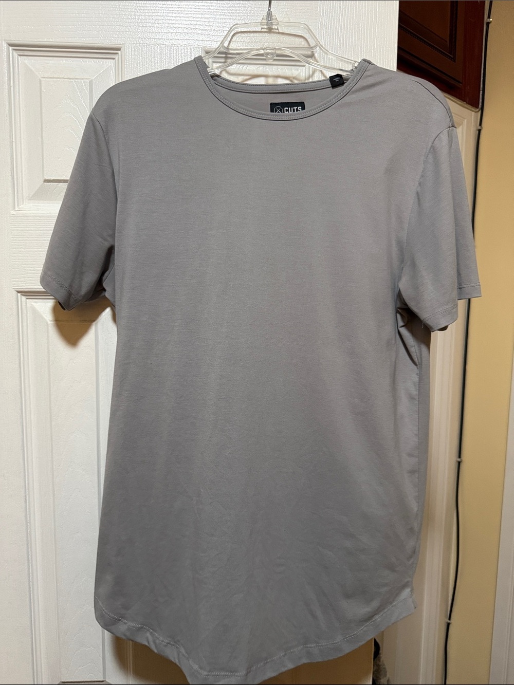 Men’s Cuts Clothing Short Sleeve Curve Crew T-Shirt in Gray- Medium